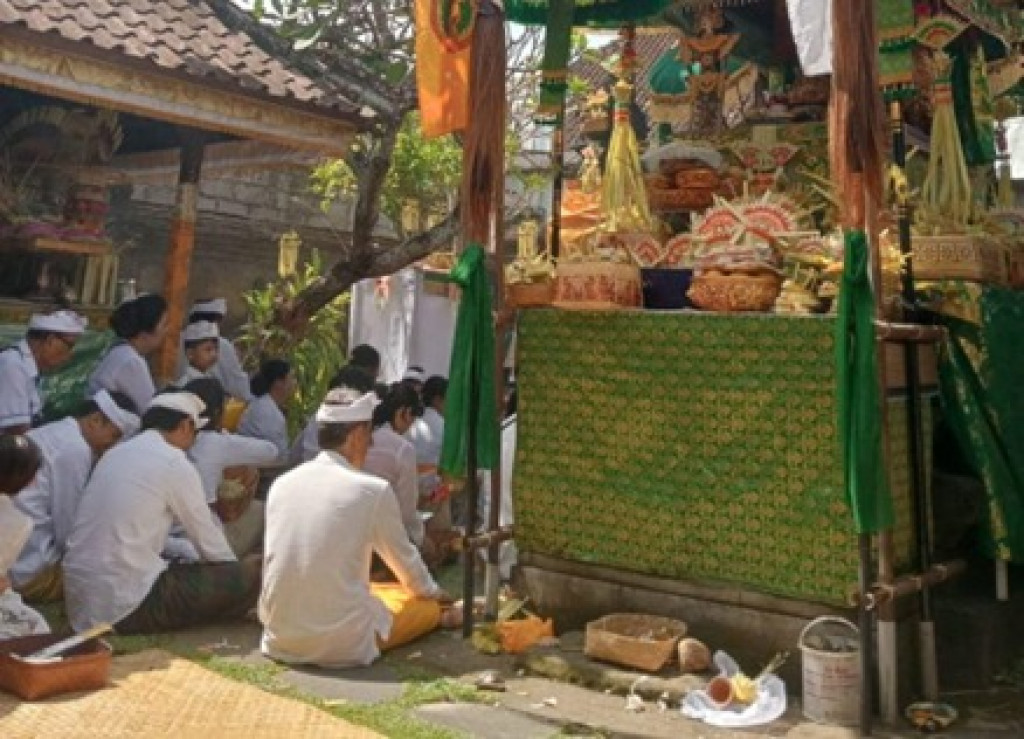Piodalan Ring Pura Ratu Made Agung Banjar Tegeh, Desa Dalung
